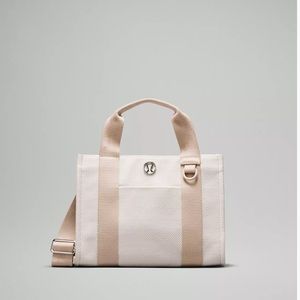 Lululemon Two-Tone Canvas Tote Bag
Mini 4.5L- Mojave Tan/Light Ivory NWT